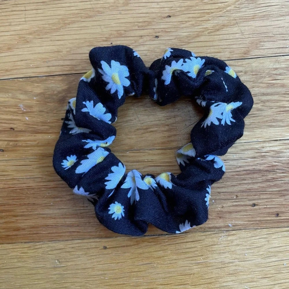 4/$25 Justice Scrunchies 4 Pack Floral - Picture 6 of 6